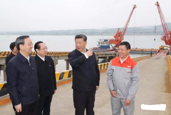 風(fēng)從虎，雨從龍，大大來(lái)了雨迎接！興發(fā)牛，大壩壯，主席來(lái)了宜昌亮！